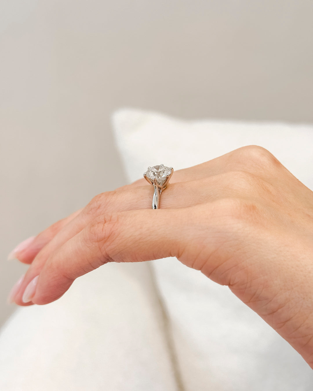 Round 2.00 F VS1 IDEXEX IGI | 18k White Gold + Cathedral 6 Prong