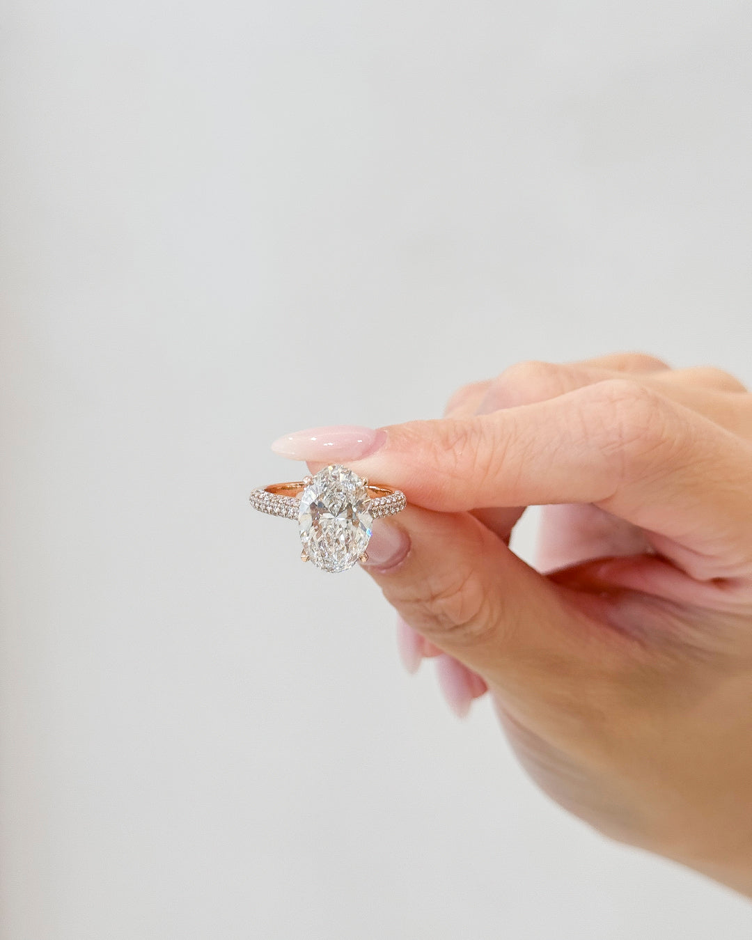 Oval 4.06 F VS1 EXEX IGI | 18k Rose Gold + 3 row pave 50% + Hidden Halo