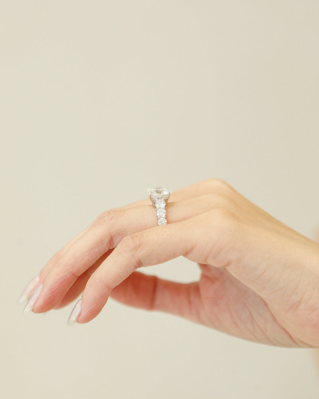 Round 5.01 F VS1 IDEXEX IGI | 18k White Gold + Diamond Pave 50% (0.30 tapered) + Hidden Halo