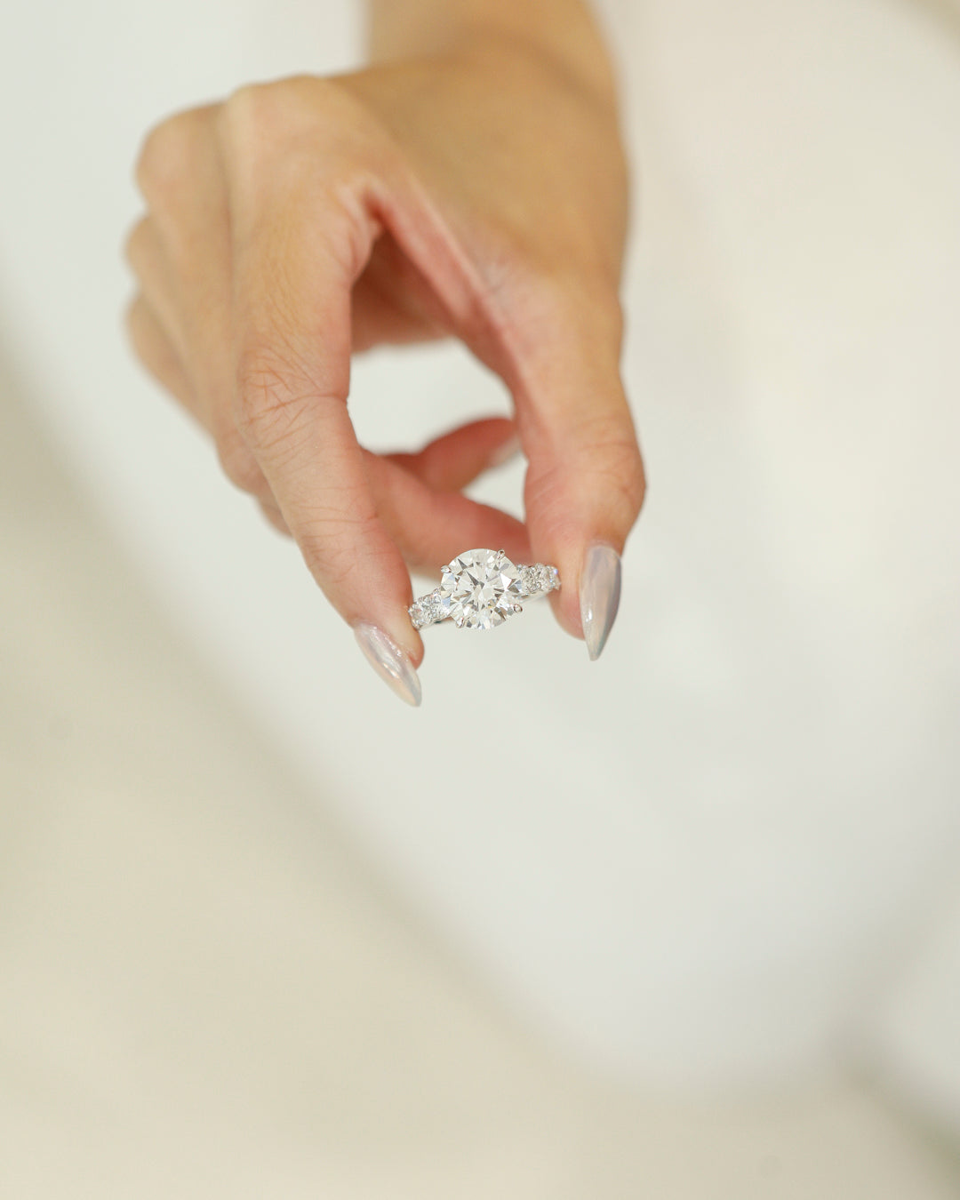 Round 5.01 F VS1 IDEXEX IGI | 18k White Gold + Diamond Pave 50% (0.30 tapered) + Hidden Halo